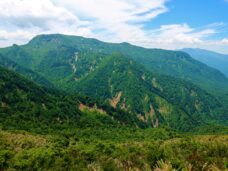 日蔭山から眺める苗場山