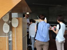屋台に並ぶ人々