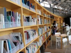 キナーレ館内の図書館