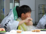早食い大会 お母さんと少年